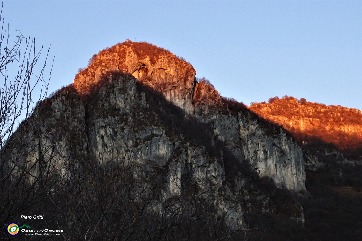 97 Un saluto dalla Corna Camoscera -Coren illuminata dal sole al tramonto.JPG